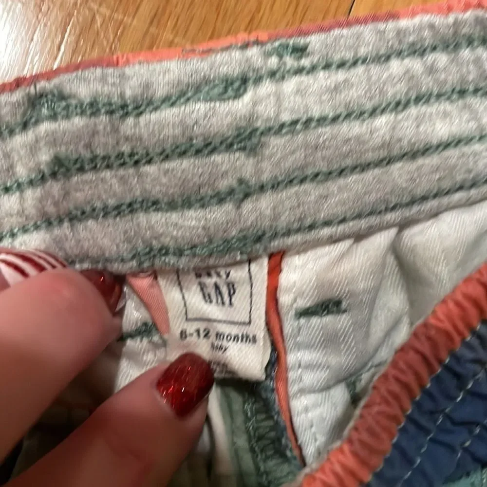 6-12 m shorts good condition Gap